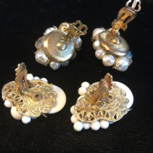 2 PAIR VINTAGE FAUX PEARL AND GOLDTONE CLIPS ON EARRINGS - Picture 3 of 6